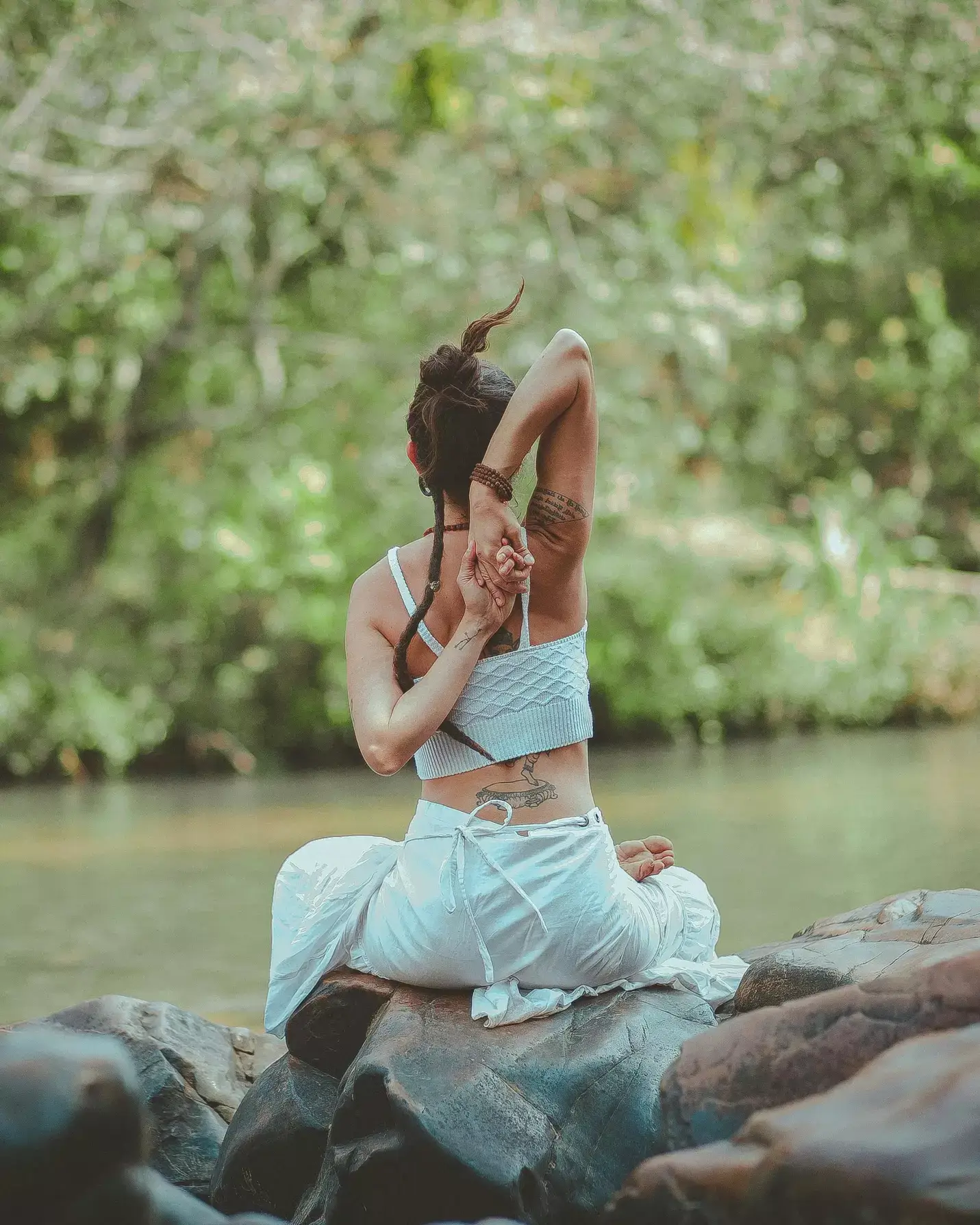 Chica joven haciendo yoga en un bosque