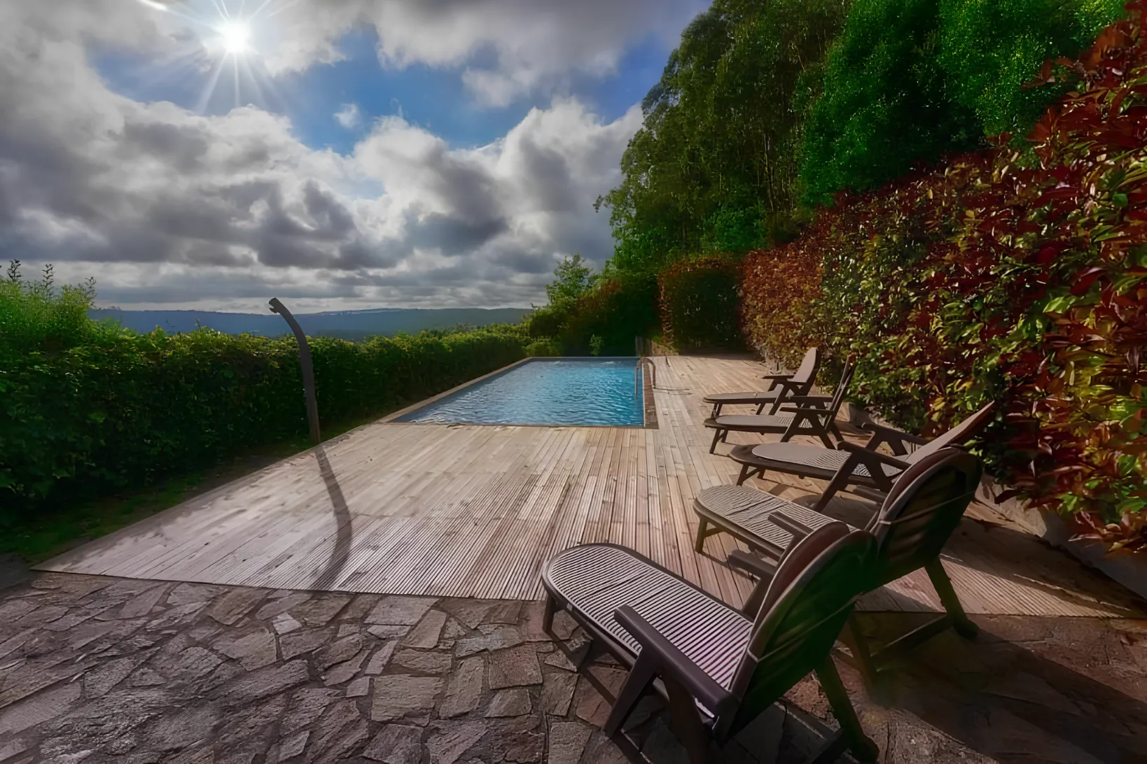Foto de una casa rural por la noche que inspira paz y donde se aprecia una piscina y la luna